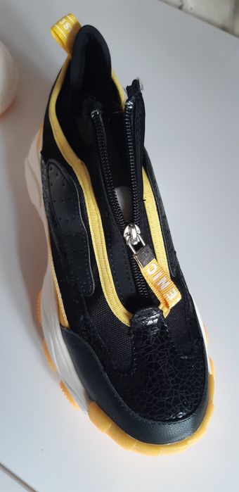 Продаю женские кроссовки.