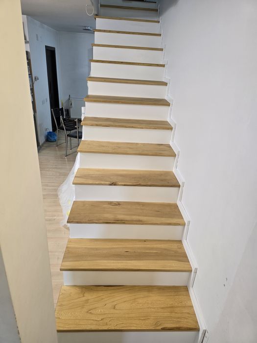 Scări interioare din lemn masiv