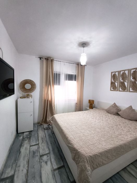 De inchiriat Apartament 4 camere, 2 bai, 2 balcoane pe Malul Timisului