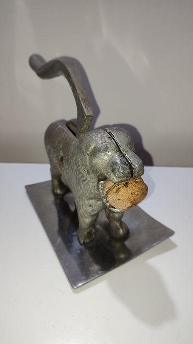 Spargator de nuci "caine"