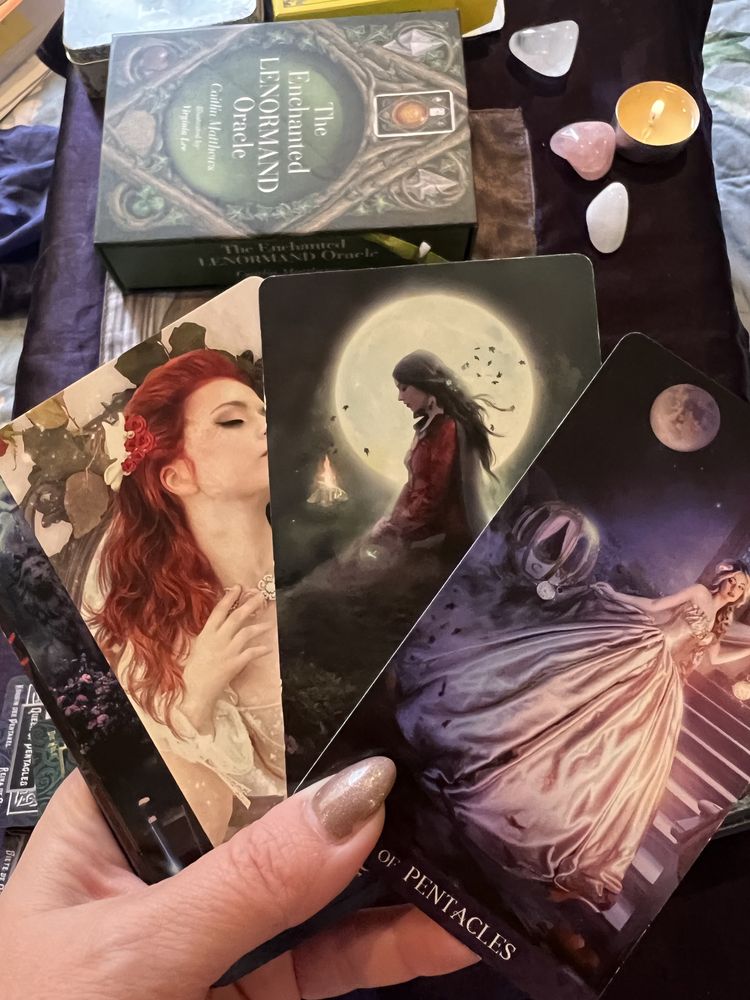 Tarot decks: разпродажба на неизползвани колоди Таро и Ленорманд