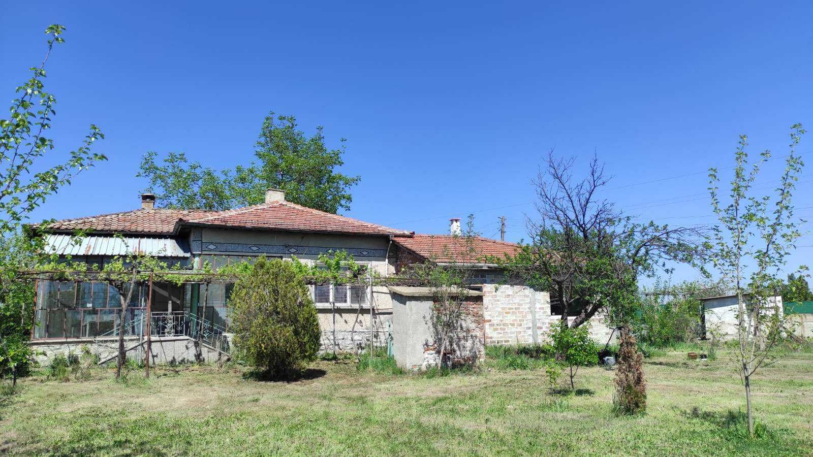 Продавам къща на село