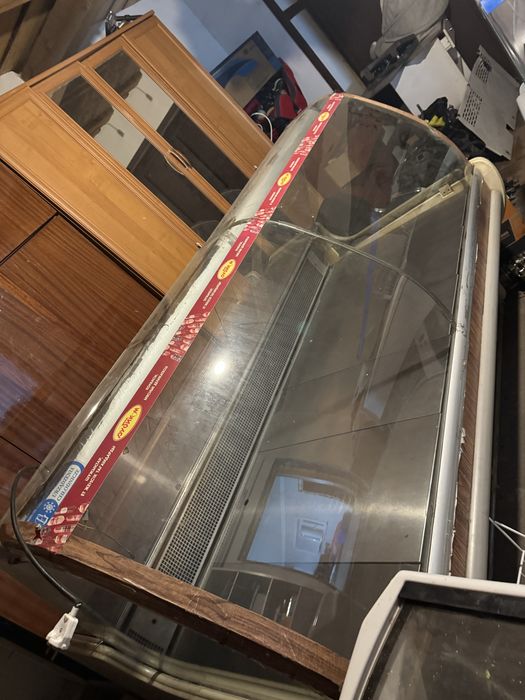 Продам витринный холодильник