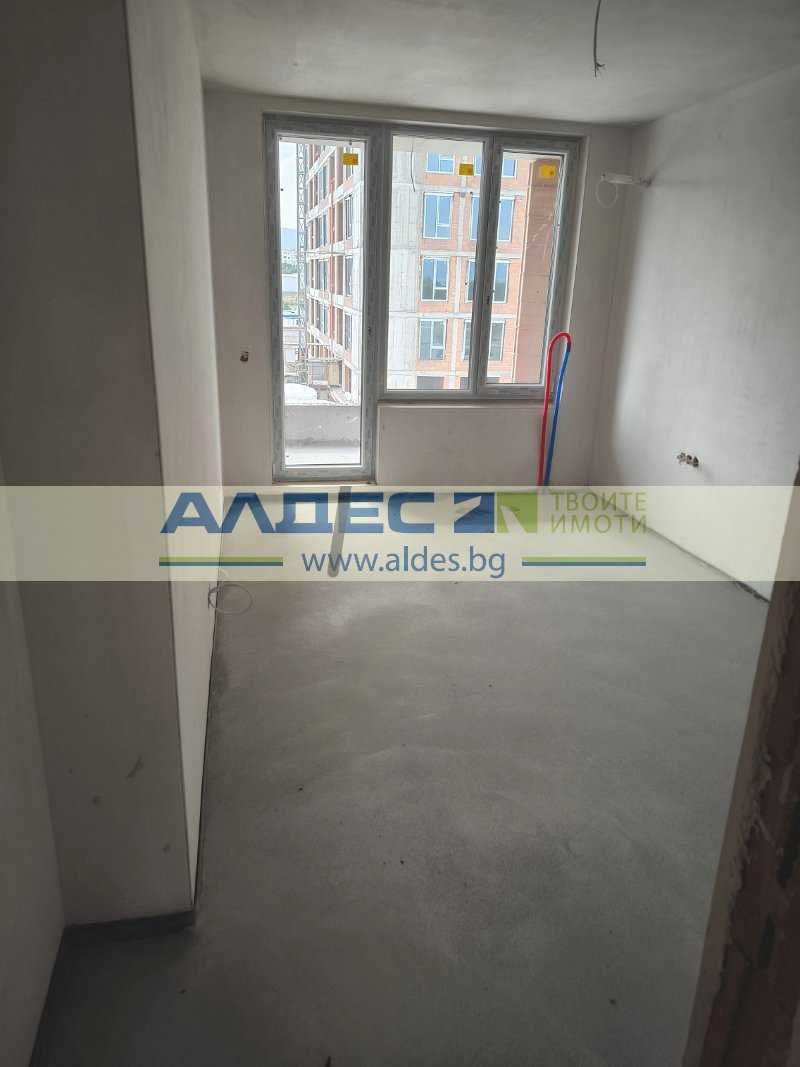 Продава се чисто нов двустаен ап. в широк център!