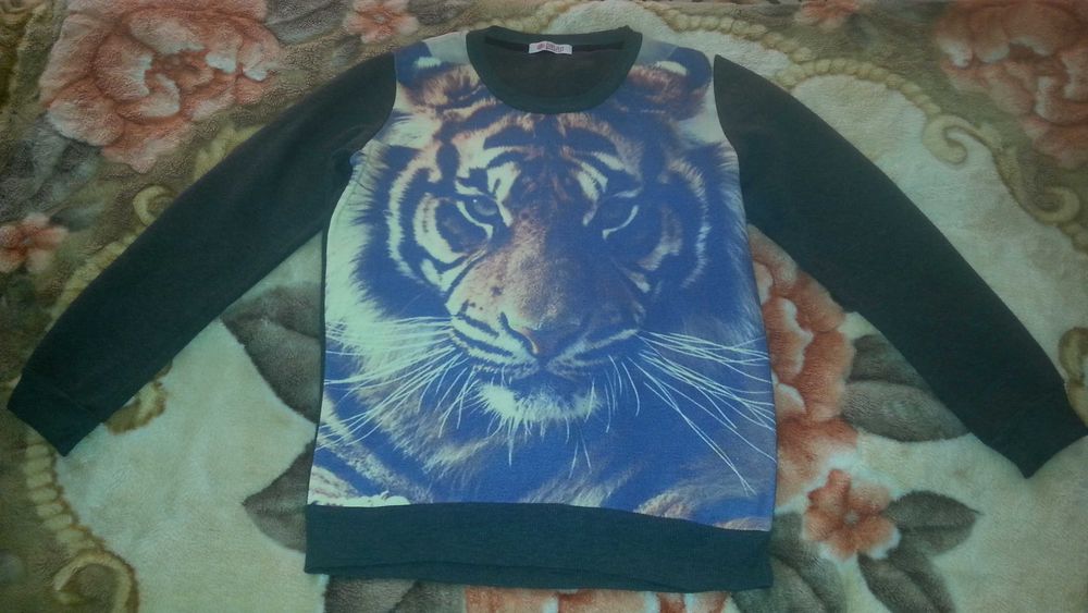Продаётся толстовка с принтом тигра. Размер 46