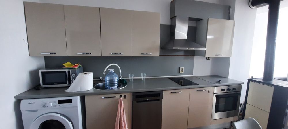 Модерна кухня с уреди