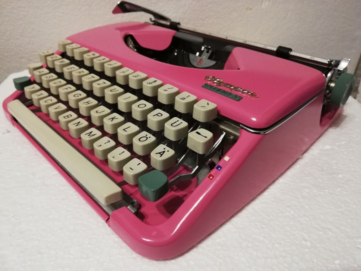 Mașina de scris Olympia 66 roz