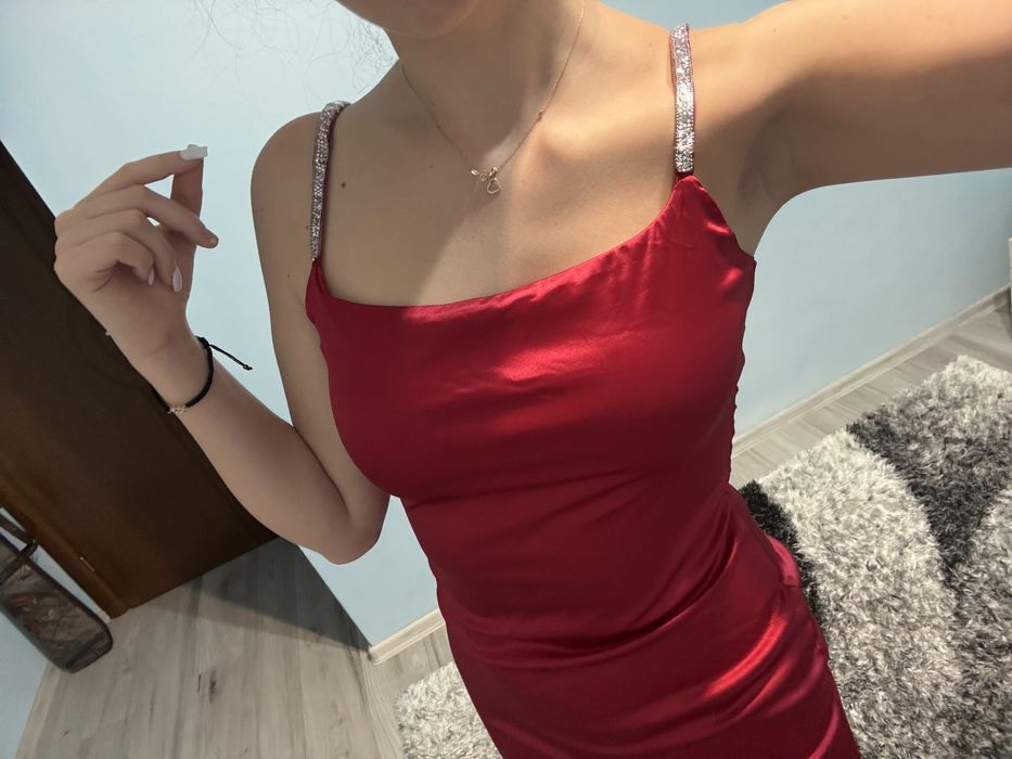 Червена къса рокля