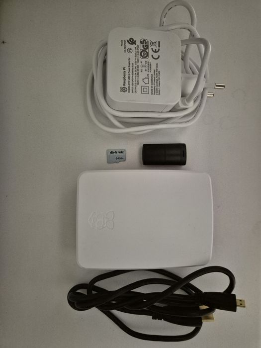 Raspberry Pi 5 4GB Starter Kit 64GB Carcasa cu sursa oficiala 27W