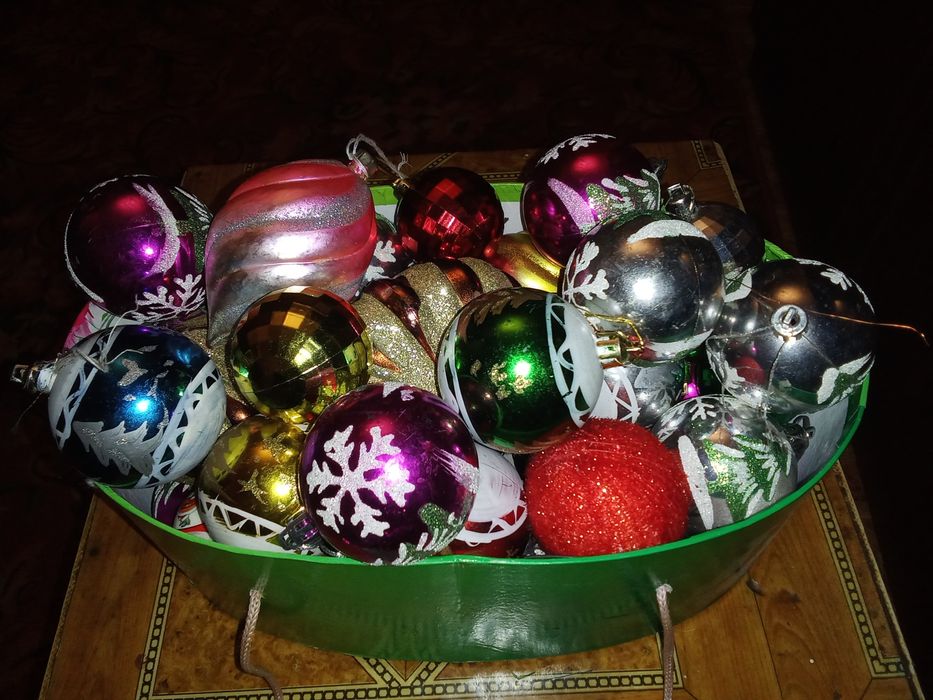 Новогодние игрушки на ёлку.