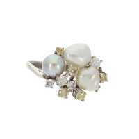 Inel din aur alb, decorat cu perle Akoya și diamante