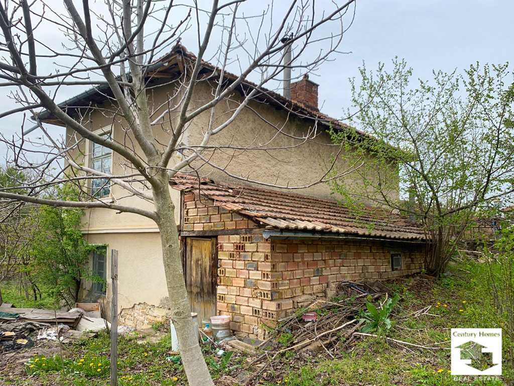 145295 Къща с равен двор и стопански постройки в с. Стефан Стамболово