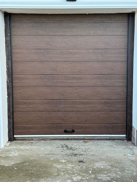 Vand usa de garaj impecabila