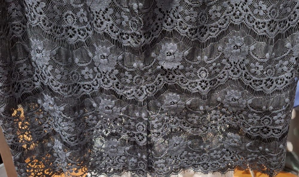 Vând fustă din dantelă, ușor elastică, marca H&M, mărimea 40-42