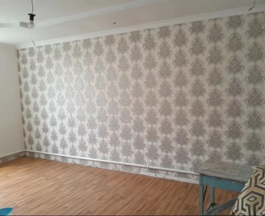 Поклейка обоев, покраска стен,гантели и плинтуса делаем