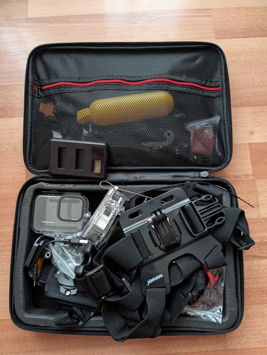 Mystery box, o cameră de filmat și accesorii