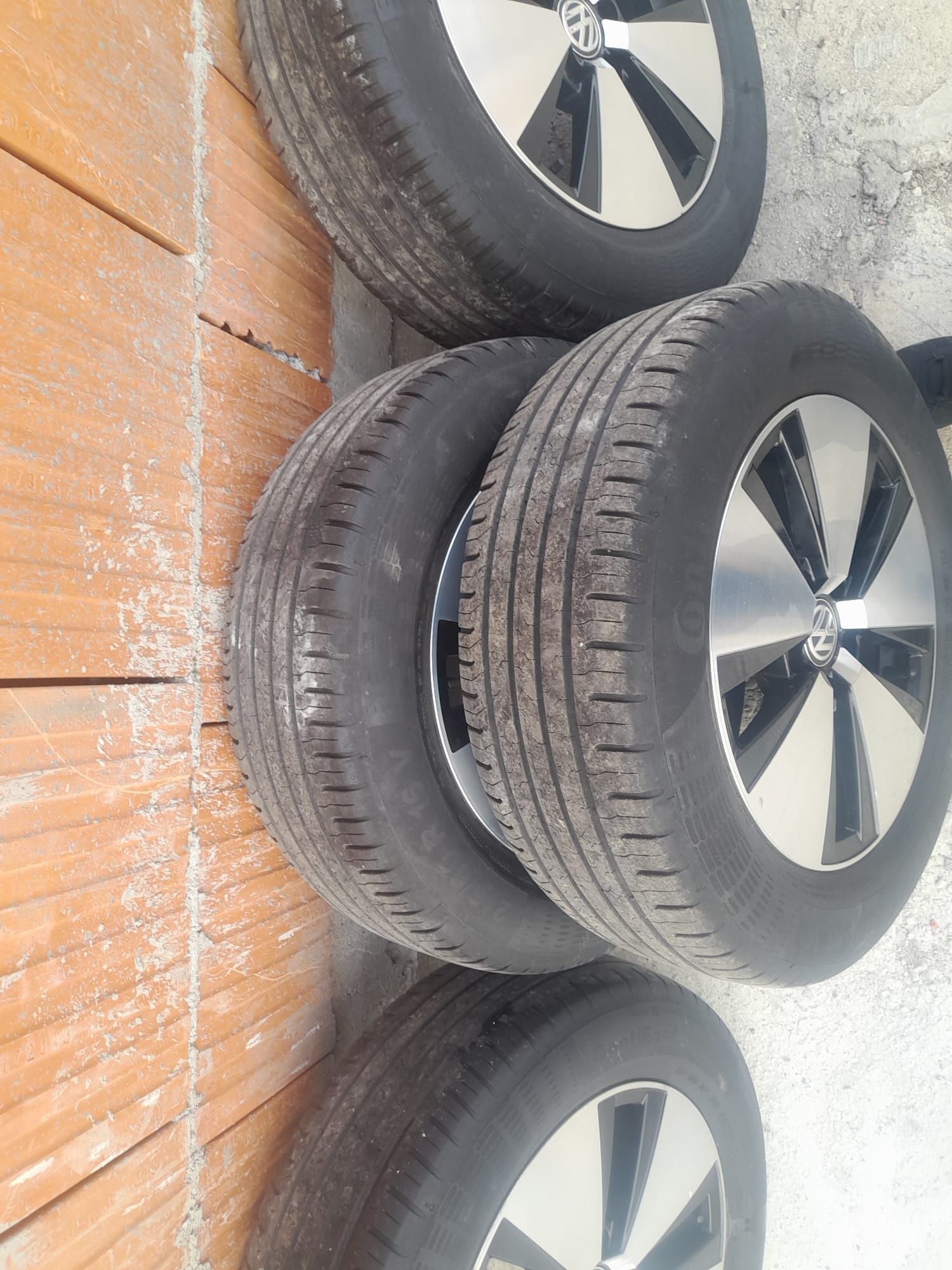 Vând set anvelope Wolkswagen 215/60 R16 V