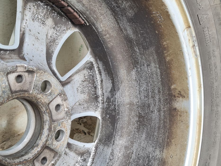 Продавам 4 джанти за BMW style 115 със зимни гуми