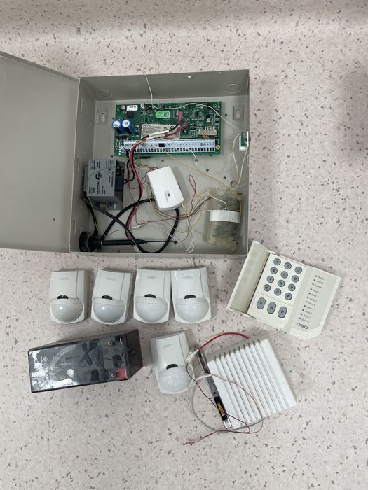Sistem alarma dsc cu senzori si tastatura