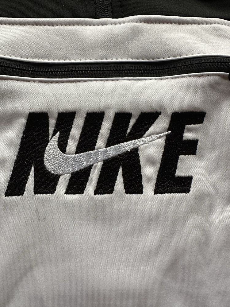 Мъжки екип Nike в черно с бяло,материята е памук с ликра