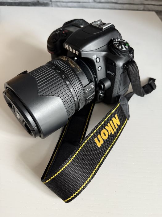 Vând Nikon D7500 + Obiectiv 18-140mm + Accesorii