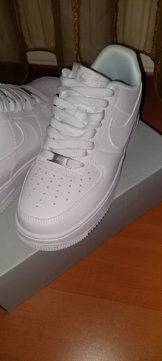 Nike Air Force triple white