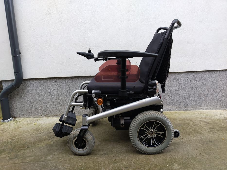 Cărucior scaun electric pentru persoane cu dizabilități