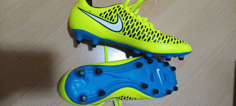 Детски футболни обувки