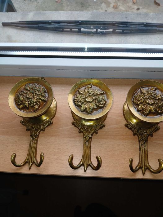 Vand agatatori de cuier din bronz turnat cu patina timpului .