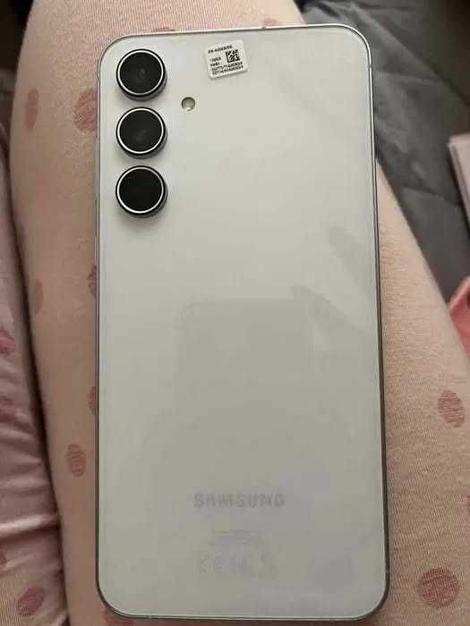 Продавам Samsung Galaxy A55 със оригинално зарядно + подарък 2 калъфа