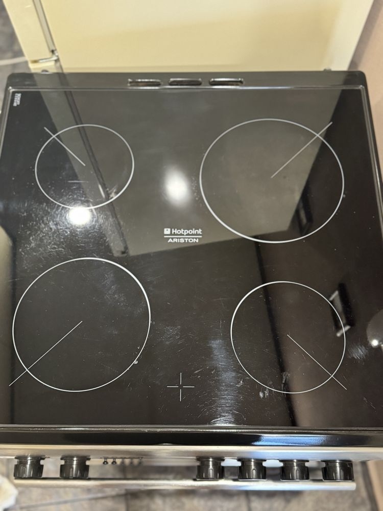 Свободностояща готварска печка Hotpoint Ariston