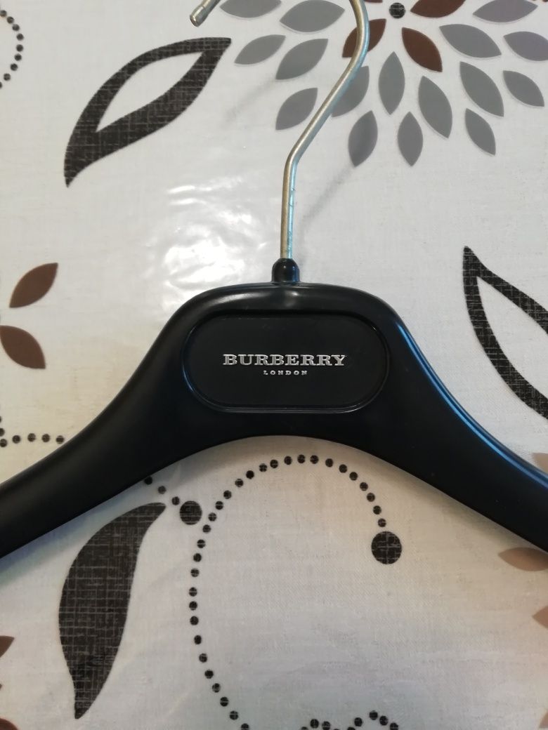 Дизайнерска закачалка Burberry.Made in Italy.Оригинална