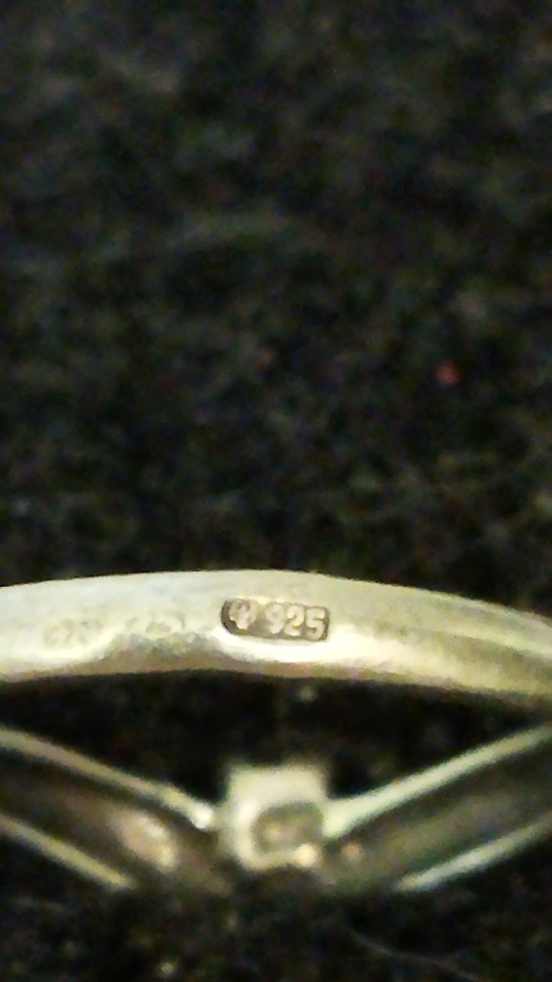 Продается серебряное кольцо 925