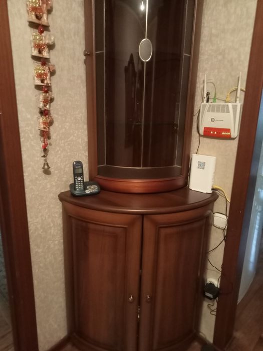 Шкаф угловой сверху со стеклом