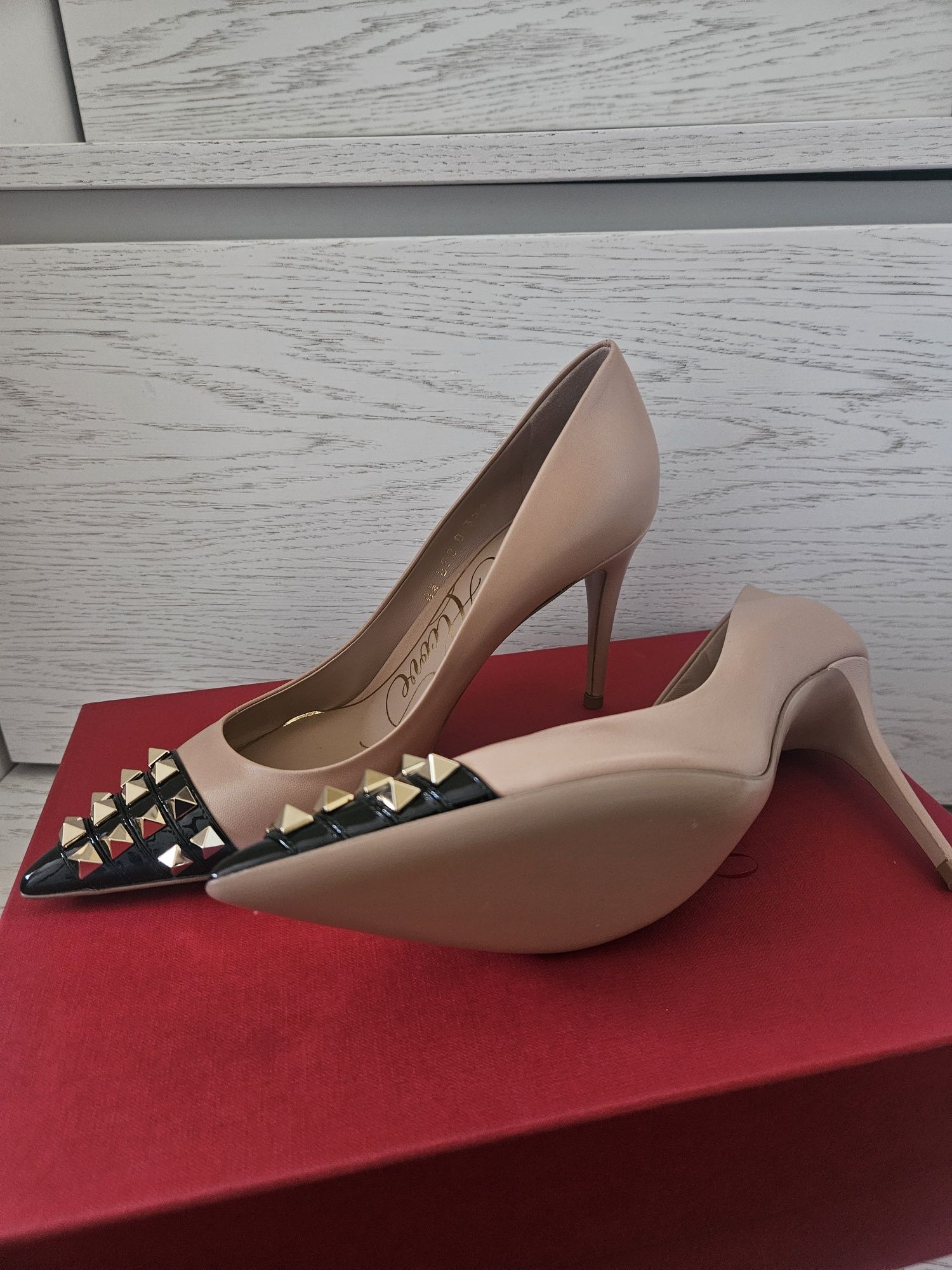 Нови Valentino Garavani на 1/3 от истинската цена