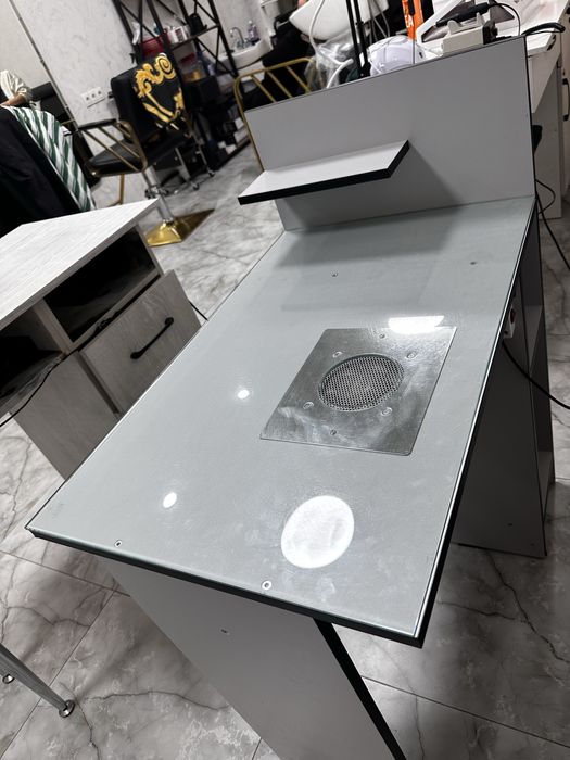 Маникюрный стол