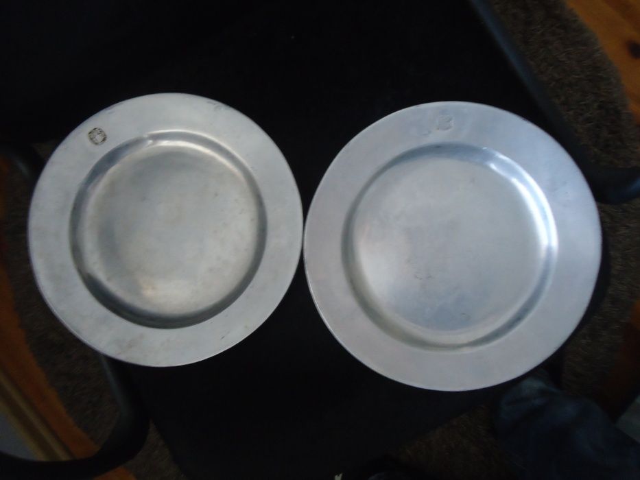 Две стари американски чинии големи метални за колекция