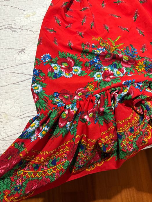 Rochie gipsy cu bandană, corset și batic.