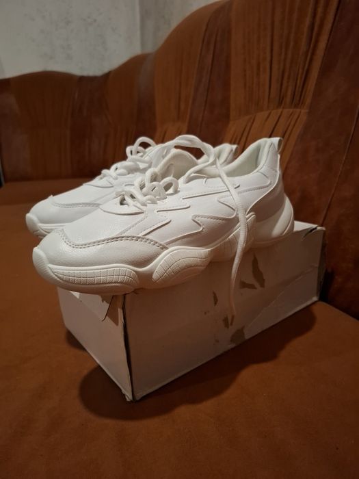 Vand adidasi  ca noi