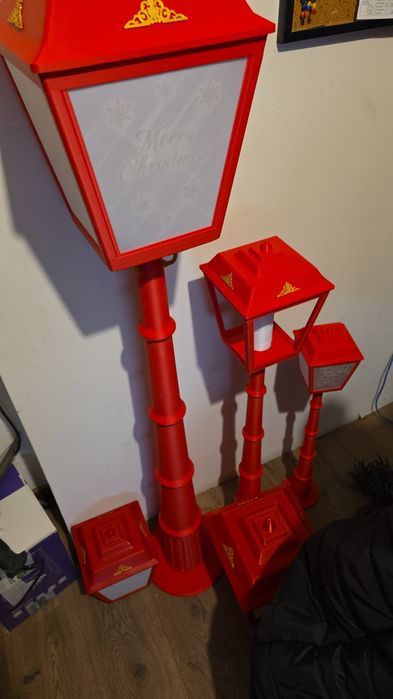 Vând stâlpi ornamentali de crăciun.