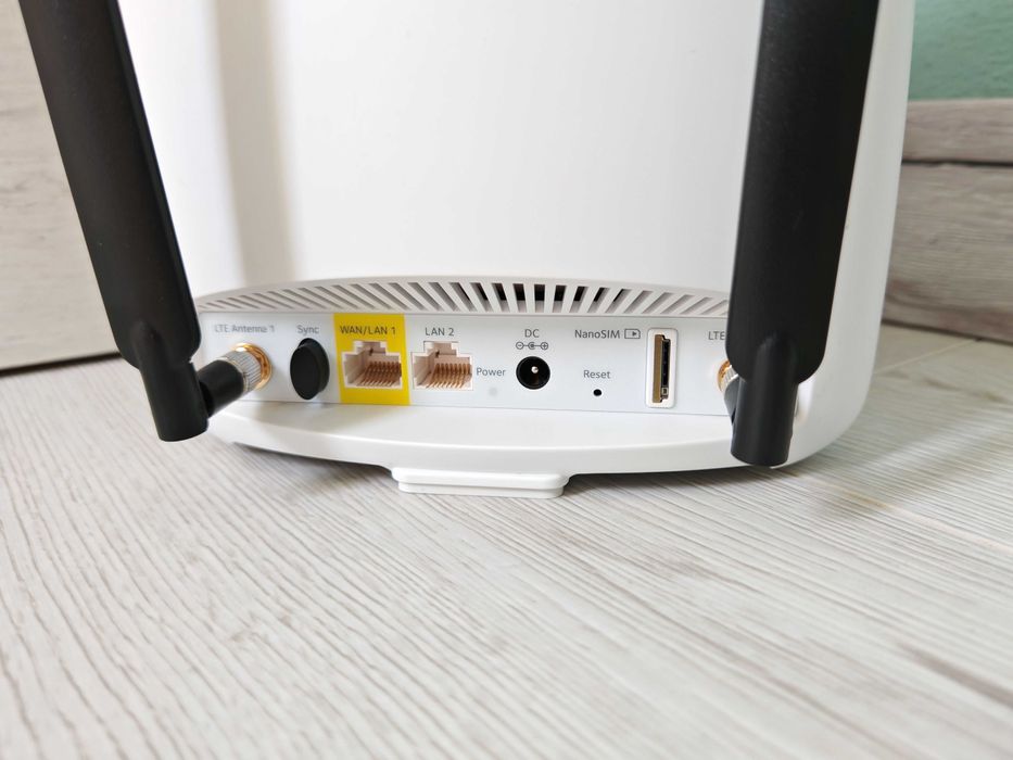 Router wireless Netgear Orbi LBR20 AC2200 LTE