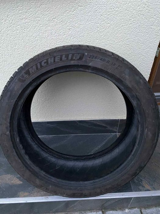 Vând patru cauciucuri aproape noi Michelin de iarnă