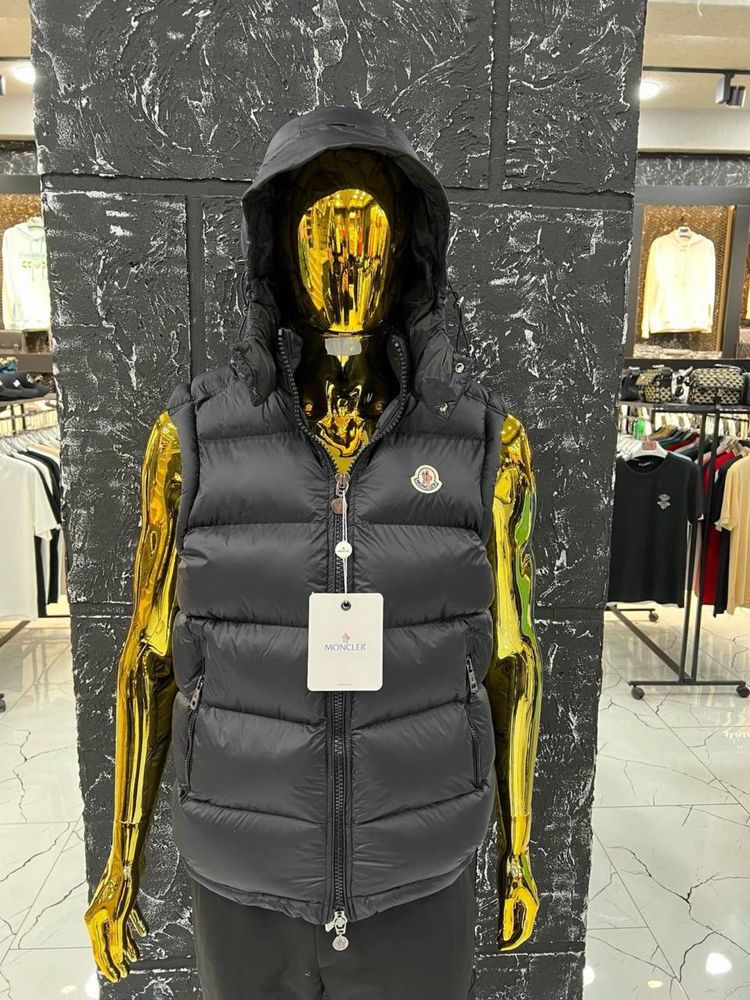 In stoc vesta masura XL Moncler