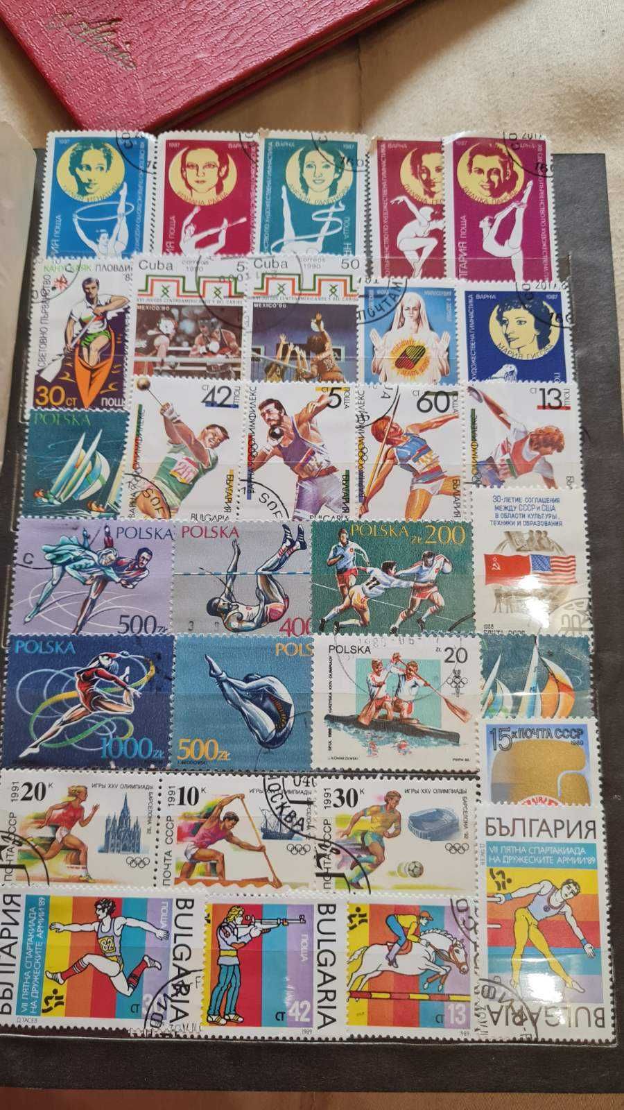 4 Класьора с близо 800 пощенски марки