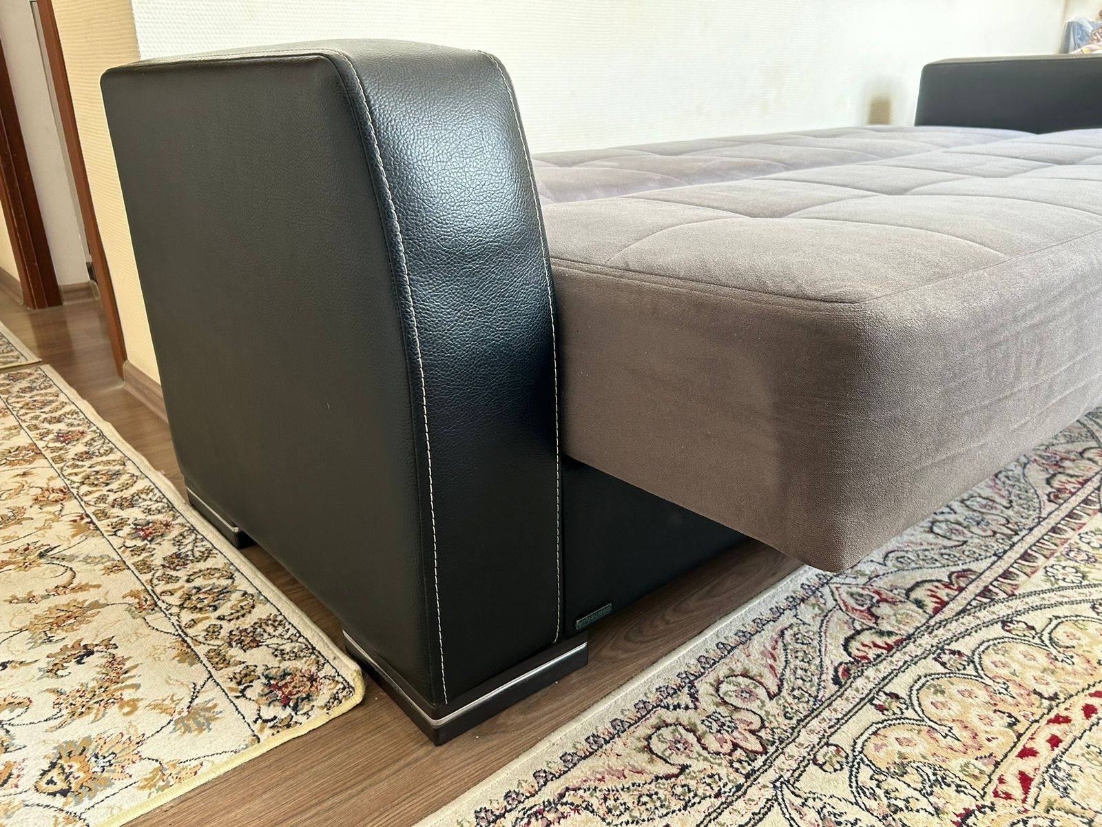 Современный диван, серый