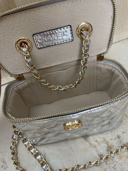 Чанта Chanel тип мини куфарче сребриста