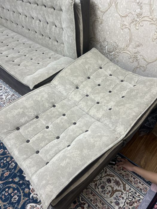 Продаётся удобный и аккуратный мягкий гарнитур: диван и два кресла.