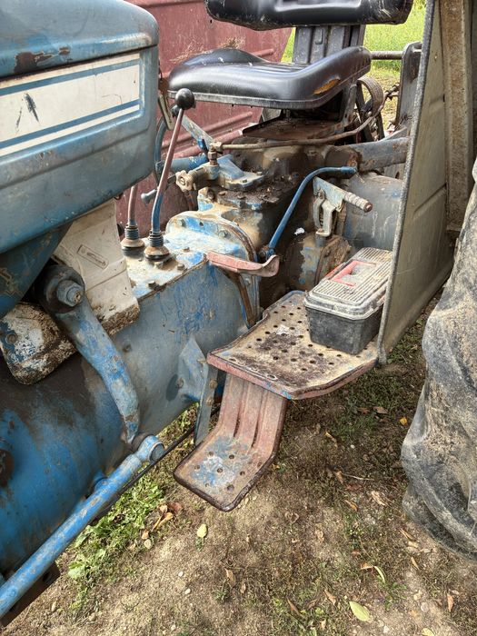 Tractor ford 4000+Plug