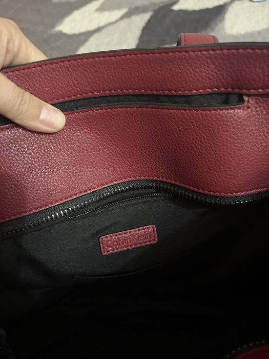 Geanta dama originala calvin klein are um mic defect am pus poza