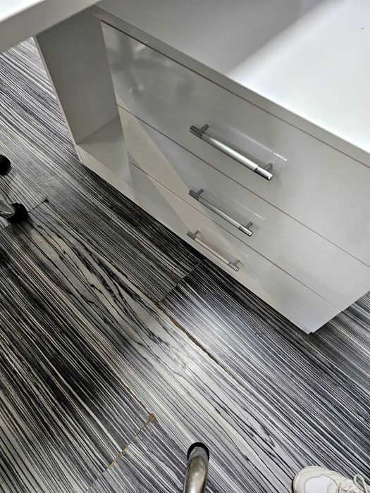 Продавам бюро за маникюр